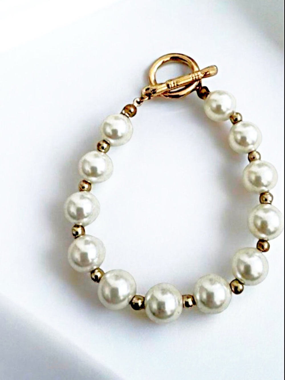Classic While Pearl Bracelet with Gold Toggle Clasp